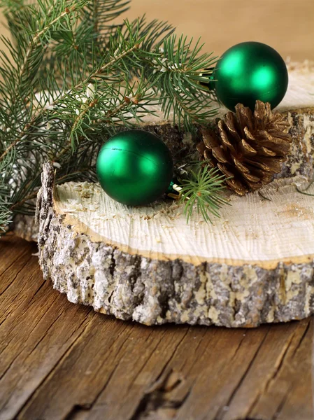 Groene fir takken en kerstversiering op een houten achtergrond — Stockfoto