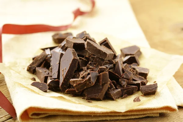 Чёрный тёмный шоколад разбился на куски — стоковое фото