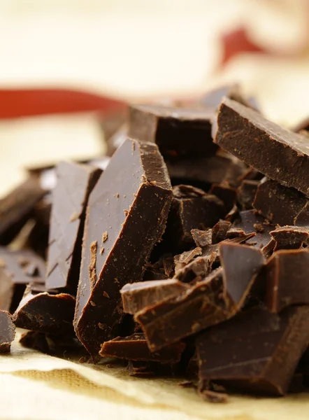 Kırık parçalar halinde siyah koyu çikolata — Stok fotoğraf