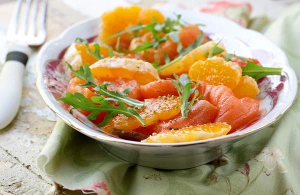 Salada deliciosa de salmão e laranjas — Fotografia de Stock