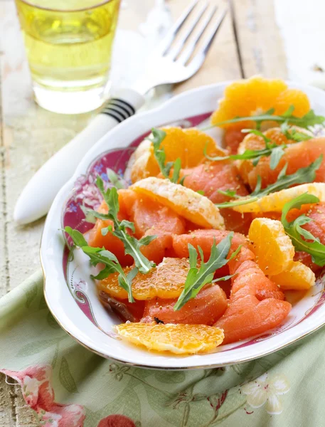 Смачний салат з лососем та апельсинами — стокове фото