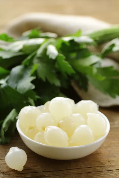 Variedad ornamental encurtido cebollas perlas en un tazón blanco — Foto de Stock