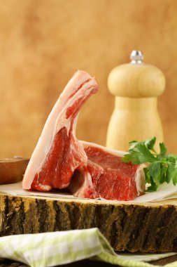 çiğ et, ahşap kesme tahtasında pirzola