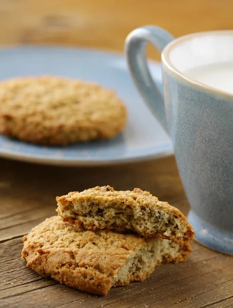 Havre kakor kex och kopp mjölk — Stockfoto