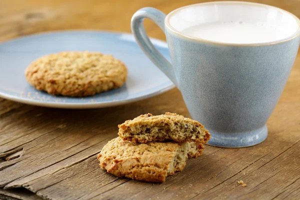 Haferkekse Kekse und Tasse Milch — Stockfoto