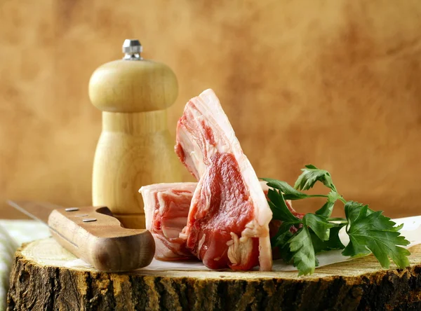 Çiğ et, ahşap kesme tahtasında pirzola — Stok fotoğraf