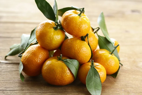 Rijpe sappige tangerine, oranje Mandarijn met laat op houten tafel — Stockfoto