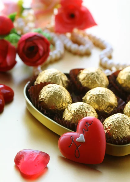 Scatola di cioccolatini e perle, regalo per San Valentino — Foto Stock