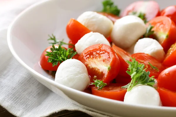 Italiaanse caprese salade met cherry tomaten en baby mozzarella — Stockfoto