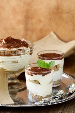 Geleneksel İtalyan tatlı tiramisusu.