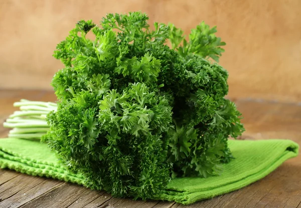 Fresh green, organic parsley on wooden table — Stock Photo, Image