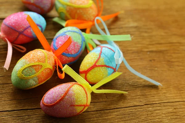 Huevos decorativos de Pascua sobre fondo de madera —  Fotos de Stock