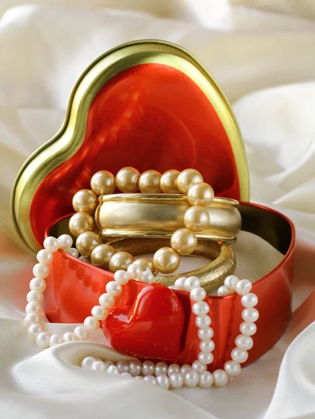 Geschenkschachtel mit Gold- und Perlenschmuck — Stockfoto