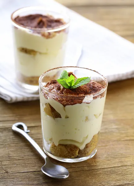 Tradicional postre italiano tiramisú en un vaso de precipitados — Foto de Stock