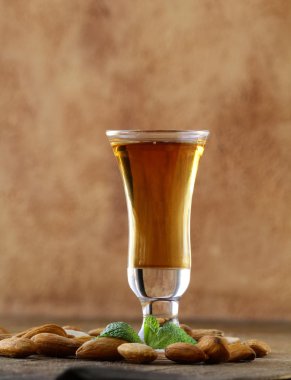 Bütün fındık ile amaretto badem likörü