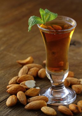 Bütün fındık ile amaretto badem likörü