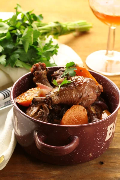 Huhn in Wein, coq au vin - traditionelle französische Küche — Stockfoto