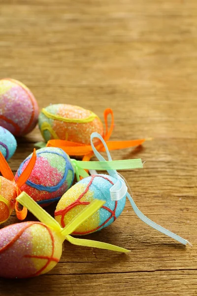 Huevos decorativos de Pascua sobre fondo de madera —  Fotos de Stock