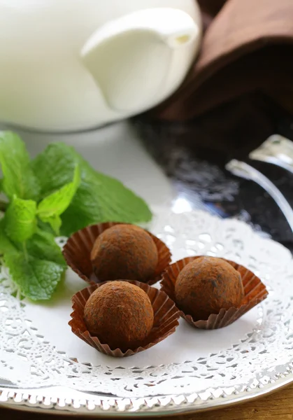 Tartufo di cioccolato con menta fresca — Foto Stock