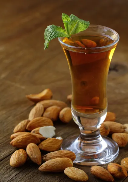 Bütün fındık ile amaretto badem likörü