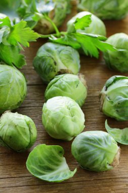 ahşap bir masa üzerinde taze çiğ Brüksel lahanası