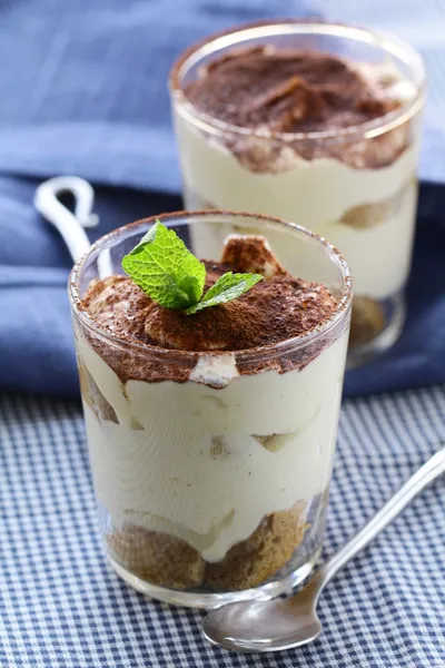 Tradicional postre italiano tiramisú en un vaso de precipitados —  Fotos de Stock