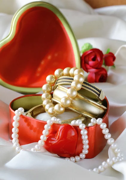 Confezione regalo con gioielli in oro e perle — Foto Stock