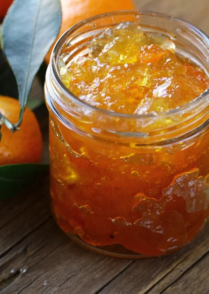 Oranje Mandarijn huisgemaakte confiture marmelade in een glazen pot — Stockfoto
