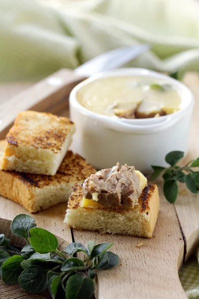 Homemade chicken liver pate and piece of bread — Stock Photo, Image