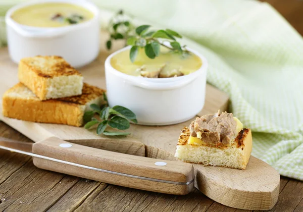 Homemade chicken liver pate and piece of bread — Stock Photo, Image