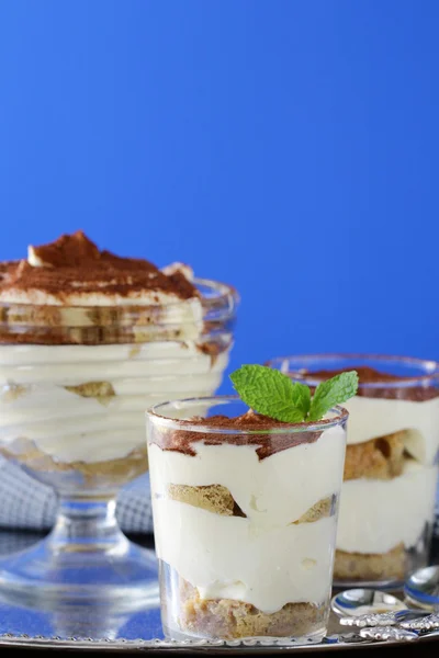 Tradicional postre italiano tiramisú en un vaso de precipitados — Foto de Stock