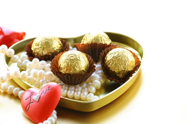 Laatikko suklaata ja helmi, lahja Ystävänpäivä — kuvapankkivalokuva