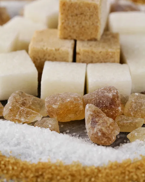 Different types of sugar - brown, white and refined sugar — Stock Photo, Image