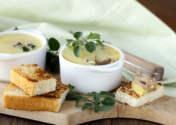 Pate de fígado de frango caseiro e pedaço de pão — Fotografia de Stock