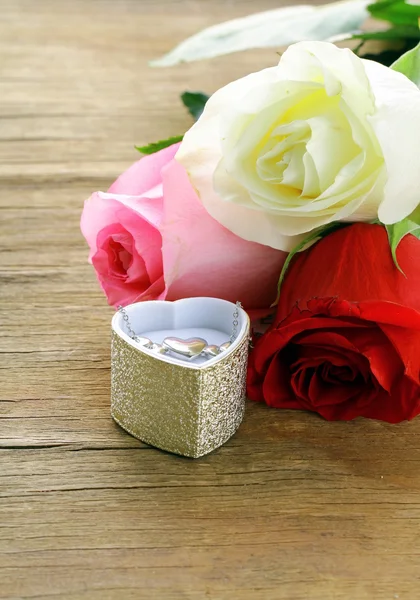 Rosas frescas y regalos para el día de San Valentín — Foto de Stock