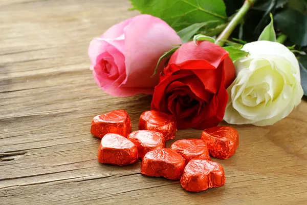 Rosas frescas y regalos para el día de San Valentín — Foto de Stock