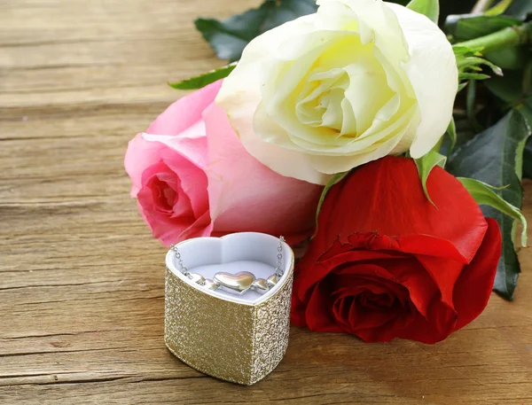 Fresh roses and gifts for the holiday Valentines Day — Stock Photo, Image