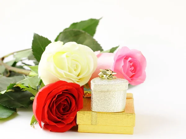 Rosas frescas y regalos para el día de San Valentín — Foto de Stock