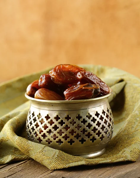 Dates douces dans un bol sur une table en bois — Photo