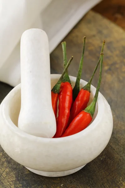 Red hot chili papričky v mramorové Malty — Stock fotografie