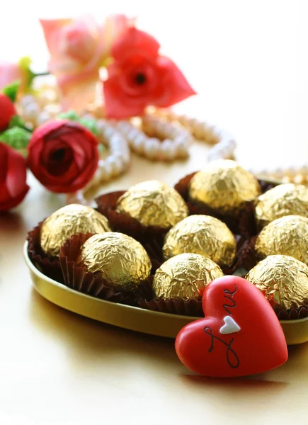 Scatola di cioccolatini e perle, regalo per San Valentino — Foto Stock