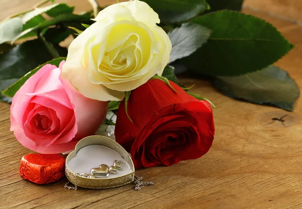 Fresh roses and gifts for the holiday Valentines Day — Stock Photo, Image