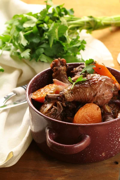 Huhn in Wein, coq au vin - traditionelle französische Küche — Stockfoto