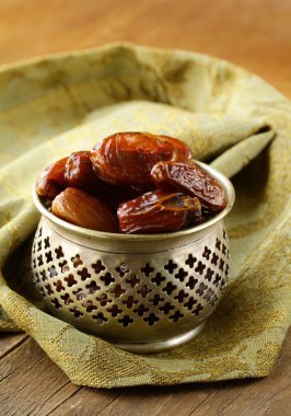 ahşap bir masa üzerinde bir kapta tatlı tarihleri