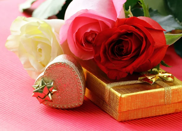 Roses fraîches et cadeaux pour les fêtes Saint Valentin — Photo