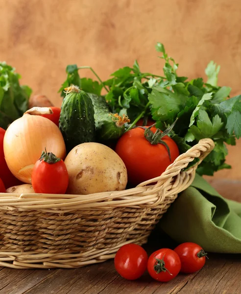 Verduras frescas e ervas misturam-se em uma cesta de vime — Fotografia de Stock