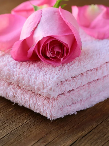 Concetto Spa con petali di rosa su uno sfondo di legno — Foto Stock