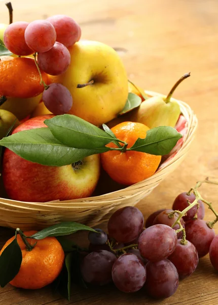 Diverse herfst vruchten (peren, appels, Mandarijn en druiven) — Stockfoto