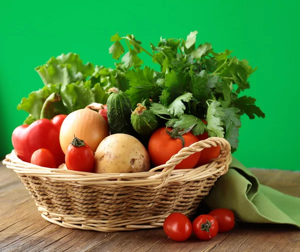 Verduras frescas y hierbas se mezclan en una canasta de mimbre — Foto de Stock