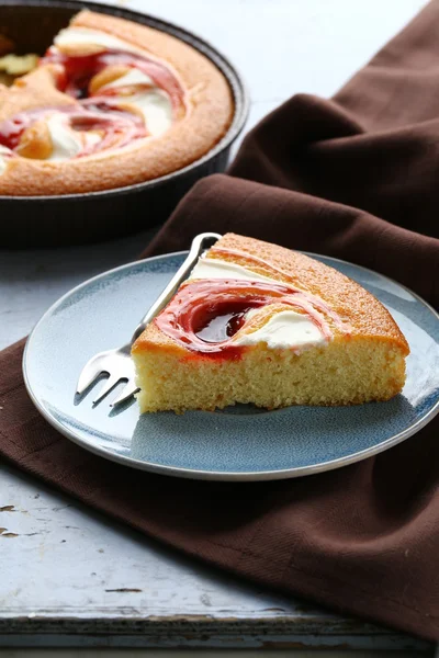 Torta deliciosa com esmalte de caramelo — Fotografia de Stock